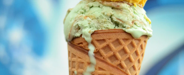 Wafelek z dwiema gałkami lodów.